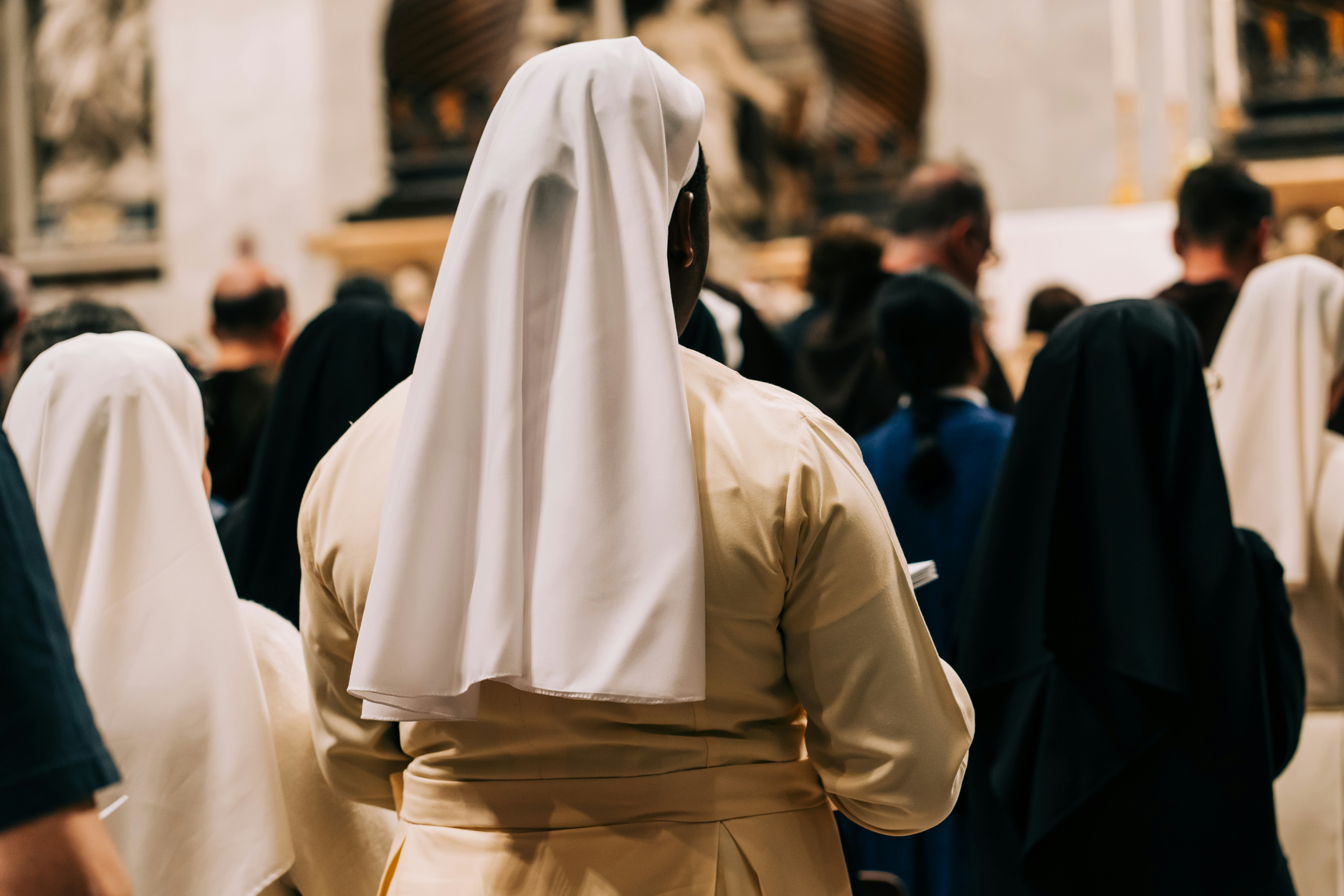 Monjas de espalda. En el Vaticano